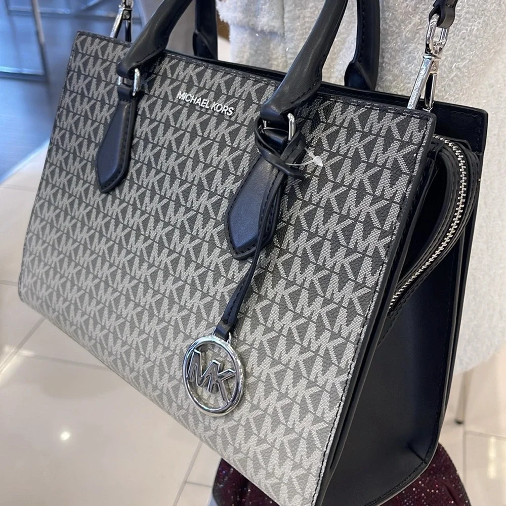 Michael Kors Sheila Medium Ombré Signature Logo Satchel
Black
NWT - Picture 15 of 16